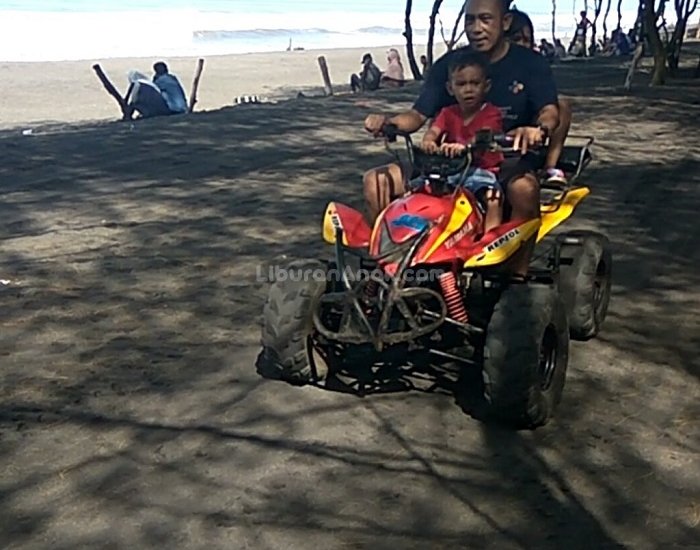 Bermain Mini ATV di Pantai Kuwaru