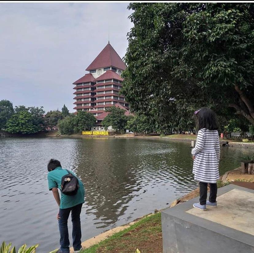 Mengajak anak-anak napak tilas ke mantan sekolah Ayah Ibunya adalah salah satu alternatif kegiatan pengisi liburan yang asyik ke Universitas Indonesia